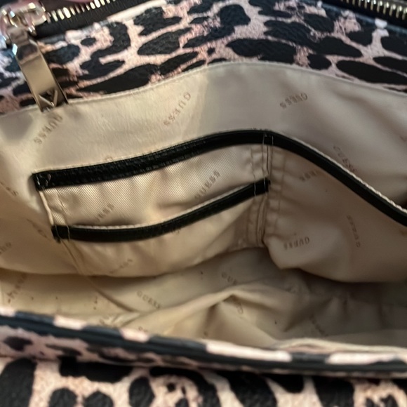 🖤CLEARANCE!!! Guess leopard shoulder bag🖤 - Picture 5 of 10